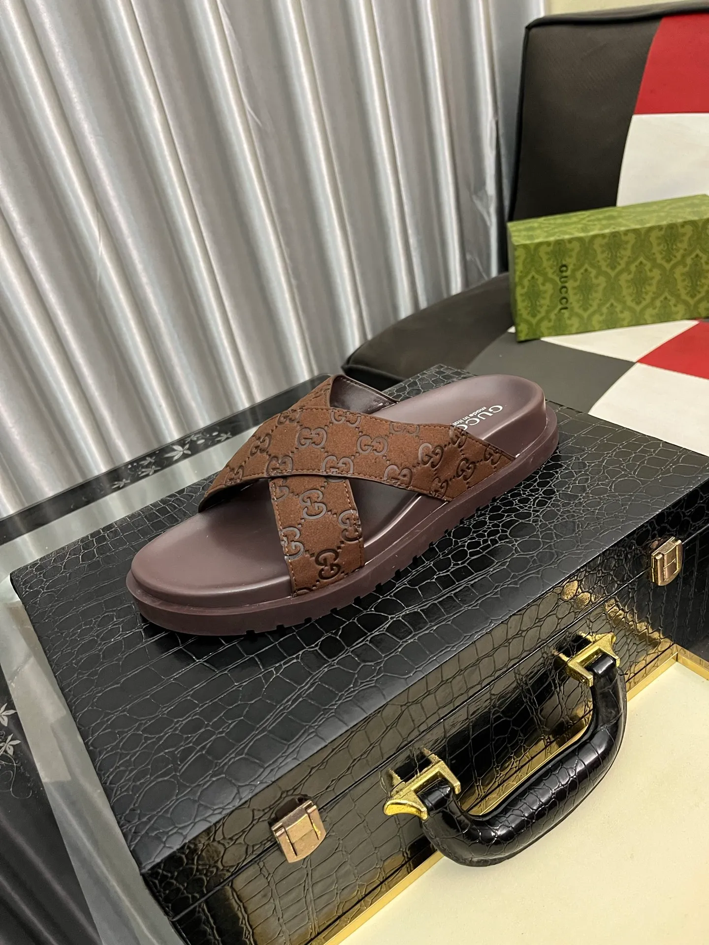 Men's shoes 💰320⌚️⌚️ (gucci-Gucci) New men's slippers, high-end boutique, made of cowhide, with exquisite embossed logo decoration on the upper, fine workmanship, super soft soles, casual, loose and comfortable, a must-have in summer! \nsize：38-44
